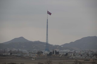 韩国军方情报官员因涉嫌泄露机密被捕，据报道是间谍