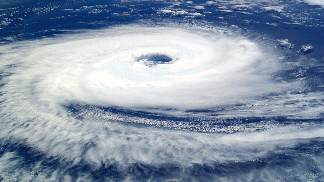 缓慢移动的热带风暴黛比给美国东南部带来暴雨和洪水威胁