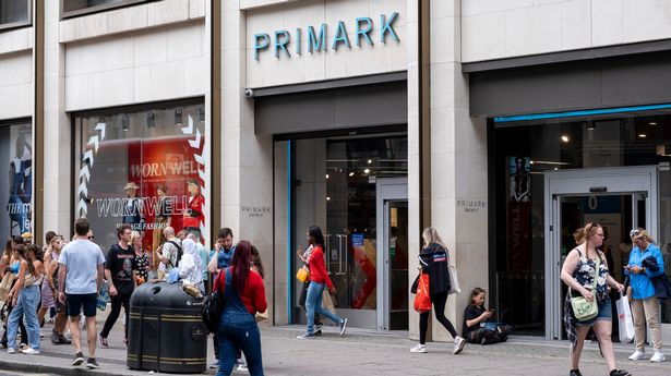 Primark的顾客表示，14英镑的“时髦”手袋与1.4万英镑的Goyard版“非常相似”