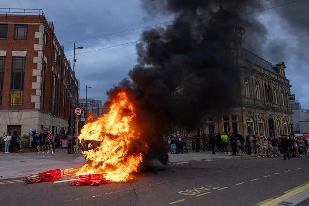 英国骚乱:在又一个骚乱之夜之后，英国处于混乱的边缘，监狱人满为患