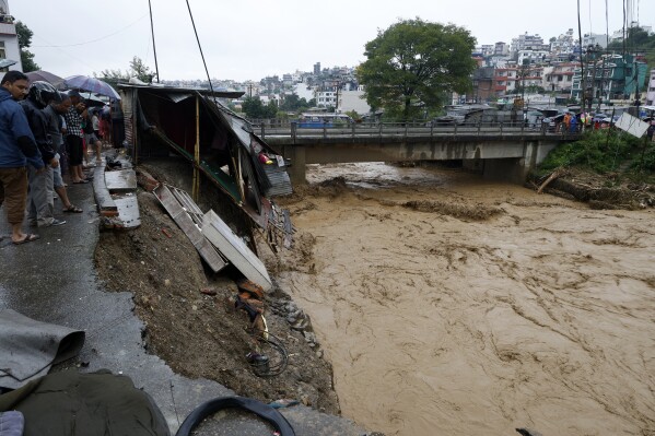 尼泊尔洪水和山体滑坡造成至少100人死亡，数十人失踪