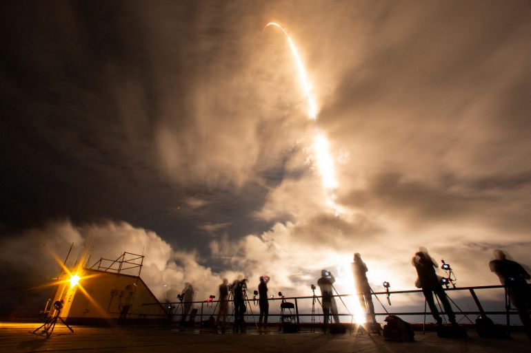 SpaceX火箭发射亿万富翁进行首次私人太空行走