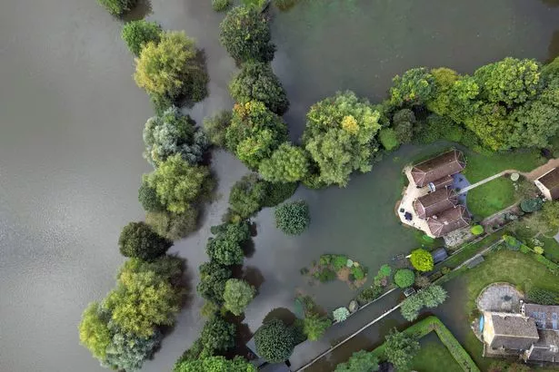 英国天气:英国气象局发布暴雨预警时的小时地图